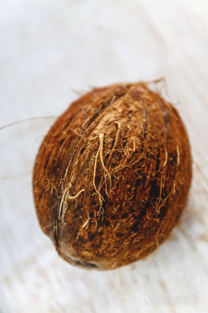 白色木质背景上的整个椰子