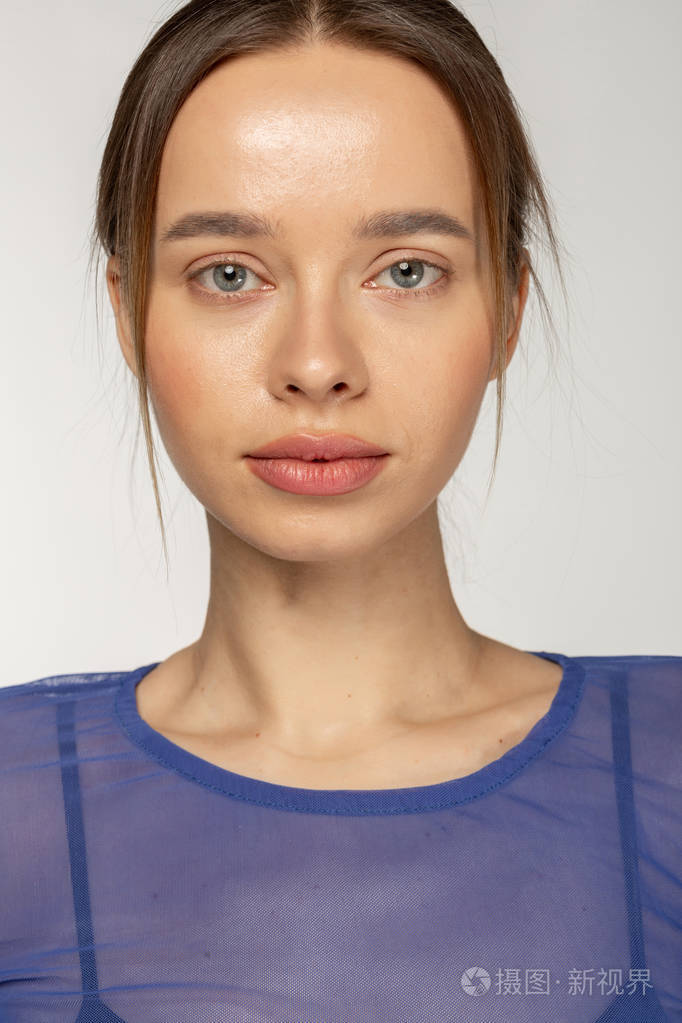 金发碧眼皮肤健康自信的好女人