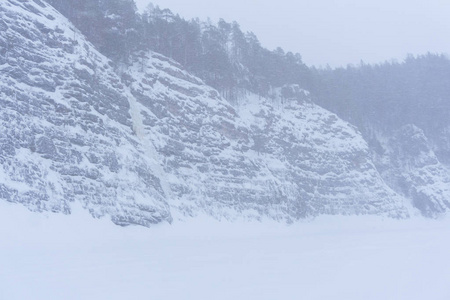 暴风雪中冬季河流的山谷图片