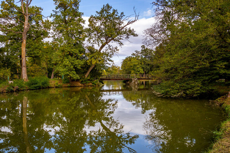 莱德尼斯城堡公园的湖泊和树木图片