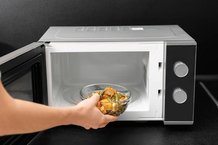 使用微波炉图片