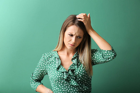 美女的烦恼在彩色背景上烦恼的年轻女人照片