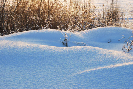 冬季西伯利亚雪堆城市公园图片