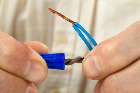 人用锥形接头连接电线的绞合端图片