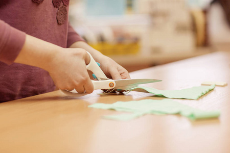 裁缝剪衣服用的布料.侧视图照片
