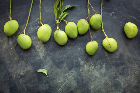 整个芒果黑色背景上的整个野生小芒果照片