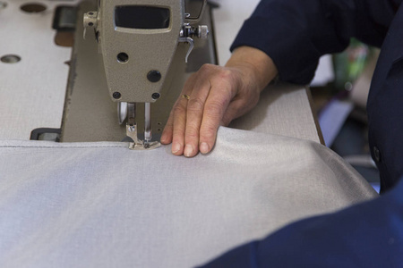 缝布料的特写镜头年轻男服装设计师年轻男服装设计师年轻男服装设计师