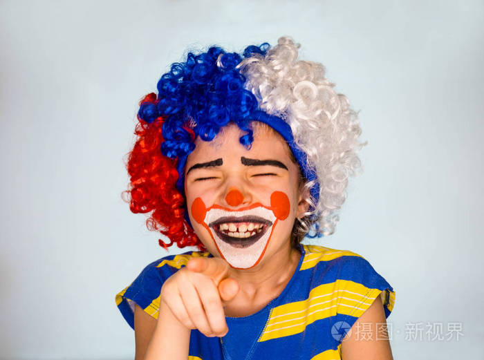 可爱的小男孩,脸上画着小丑,哑剧般的表情.情绪.愚人节,4月1日