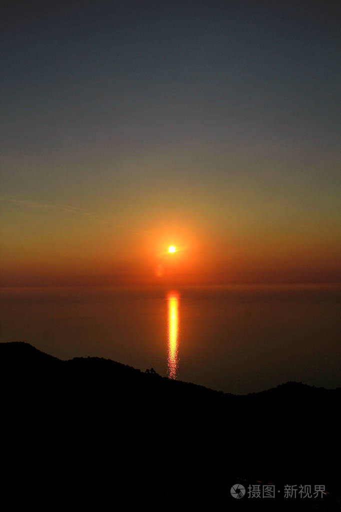 地中海海岸日落的地平线海边有令人惊叹的日落氛围海上日出美丽的景色