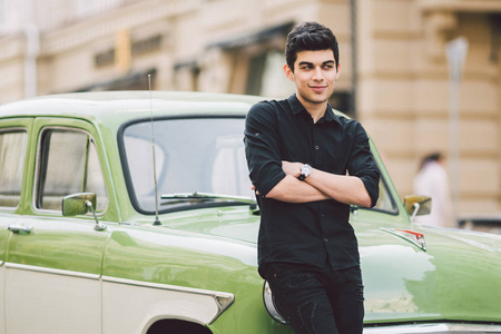 西班牙语种族肖像,英俊,男性,模特,黑发地中海种族土耳其男子站在一辆