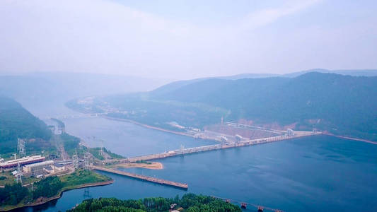 叶尼塞河上的克拉斯诺亚尔斯克水电站.俄罗斯,来自无人机照片