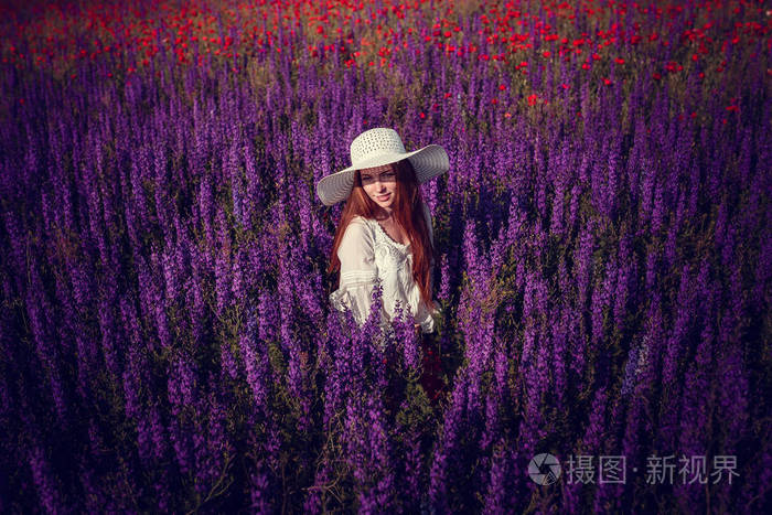 紫色背景的美女紫花女子