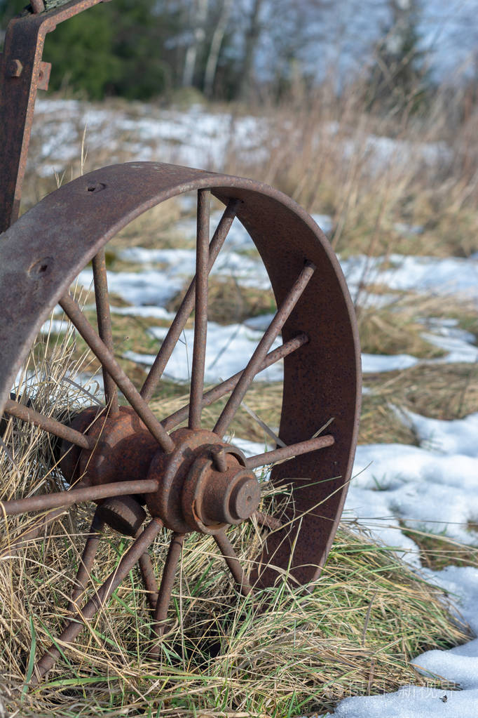 复古铁轮在干草和雪特写