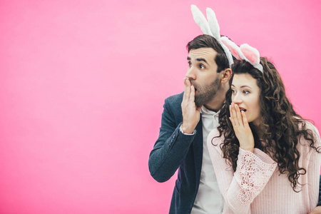 头上有个钩子.令人惊讶的是,他们仔细地看侧面,用手捂住嘴.复活节.