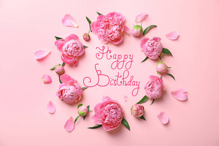 框架由美丽的牡丹花和文字生日快乐在彩色背景,顶视图照片
