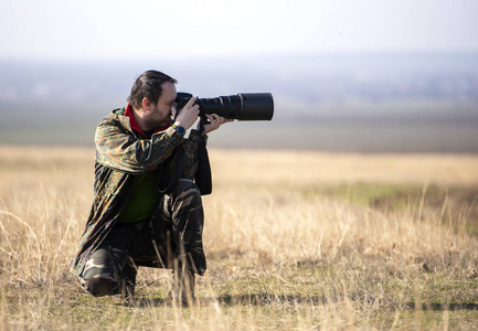 野生动物,自然人摄影师穿着迷彩服拍摄,照片