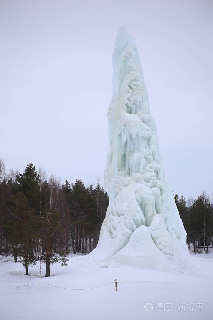 瑞典北部莱克塞尔的喷泉形成的冰塔