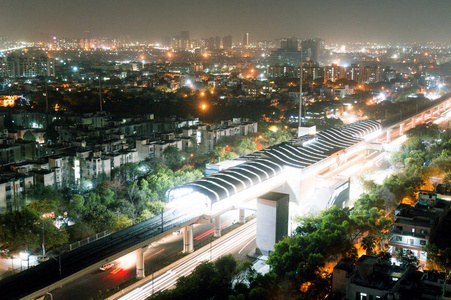 航拍德里地铁夜景装饰灯光小道图片