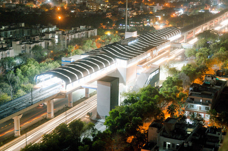 航拍德里地铁夜景装饰灯光小道图片