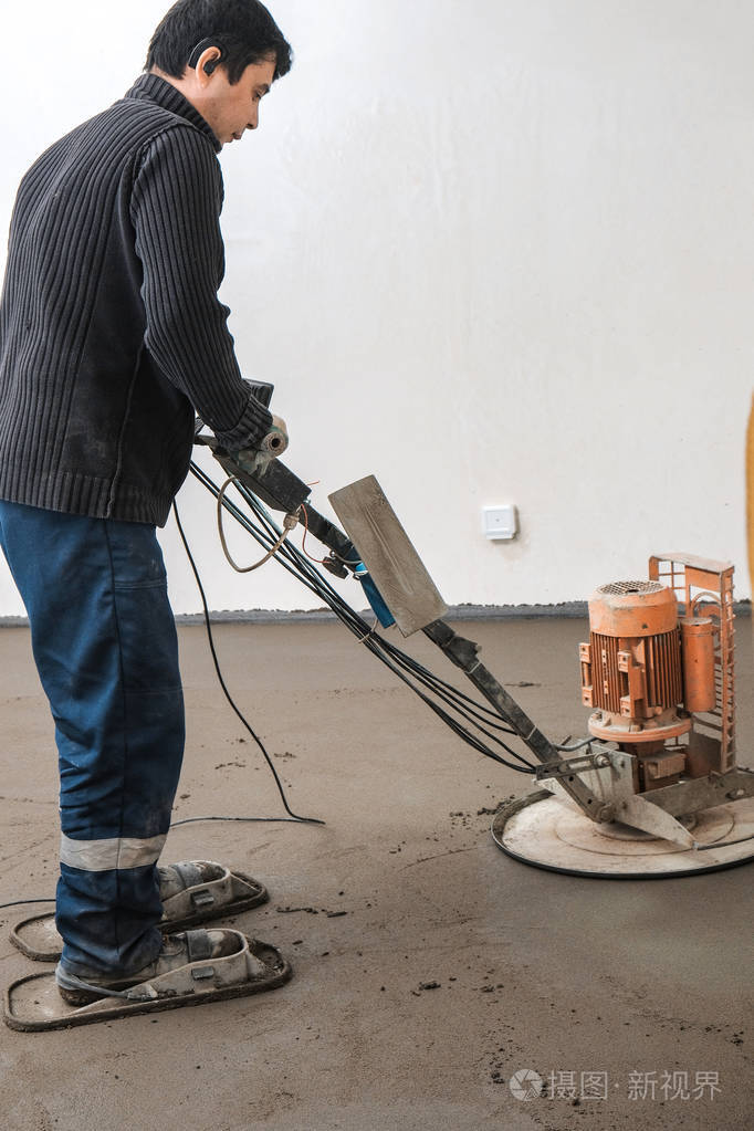 工人们在建筑工地打磨混凝土地板