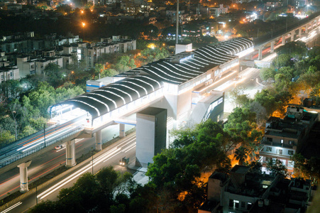 航拍德里地铁夜景装饰灯光小道图片