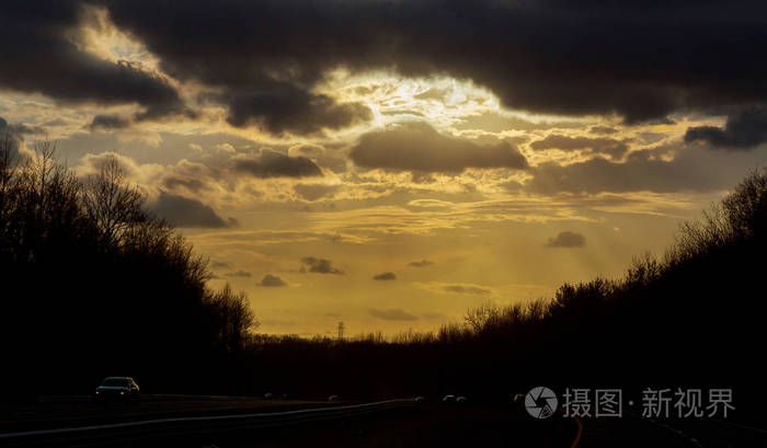 路与夕阳的天空