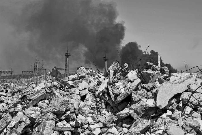 天空中浓浓黑烟的背景下 一堆钢筋突出的混凝土瓦砾 背景 黑白图像照片 正版商用图片2hc2pk 摄图新视界