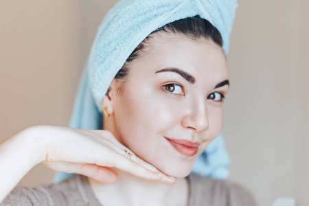欧美微笑发美女spa护肤美女在美容治疗后戴着发巾.