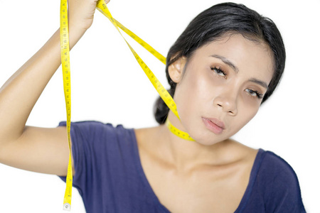 黑色背景的震惊女人迷人的金发年轻女子双手捂住脖子,窒息而死愤怒的