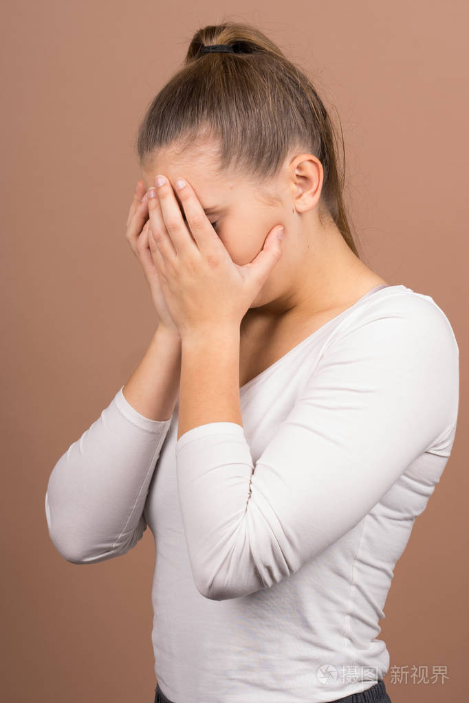 女孩情绪悲伤愤怒疯狂尖叫