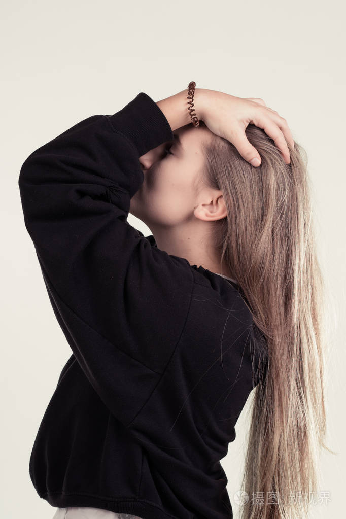 女孩情绪悲伤愤怒疯狂尖叫