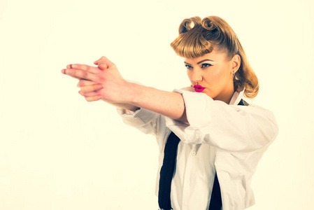 一个金发女孩用手拍枪手势.邪恶的危险女人.