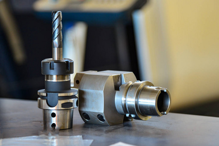 数控铣床上用于金属加工的刀具,铣刀和焊接设备.照片