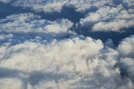 早上飞机上的白云图片