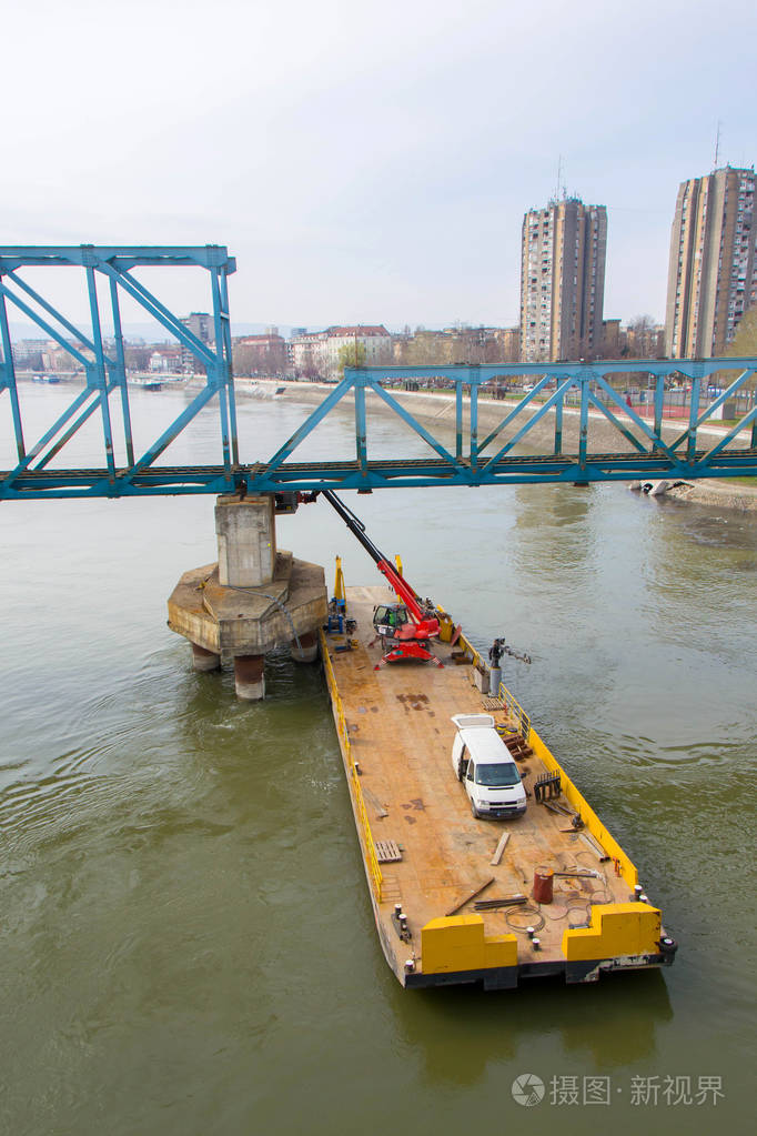 拆除桥梁的施工现场