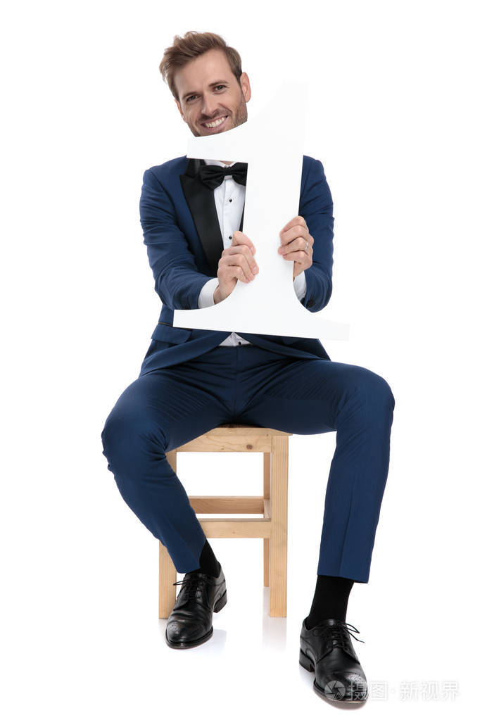 性感男人双手举着第一个牌子