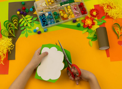 幼儿园的师生在做手工图片