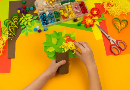 幼儿园的师生在做手工图片