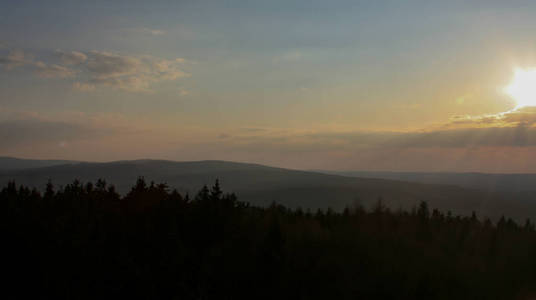 巴伐利亚森林的日落美景图片