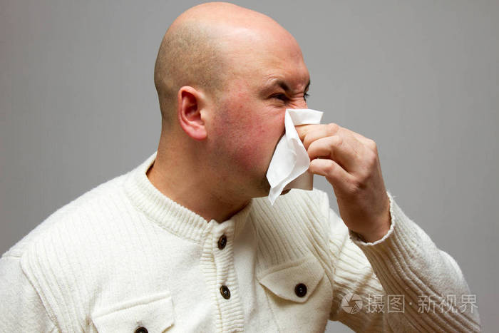 感染者用纸巾擤鼻涕因为在灰色背景下隔离不良