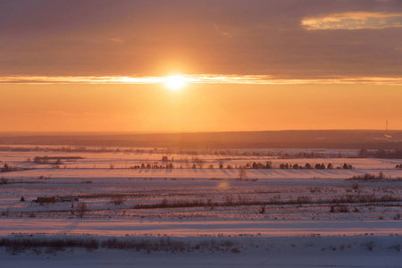 美丽的冬日夕阳景色:白雪皑皑的雪景照片