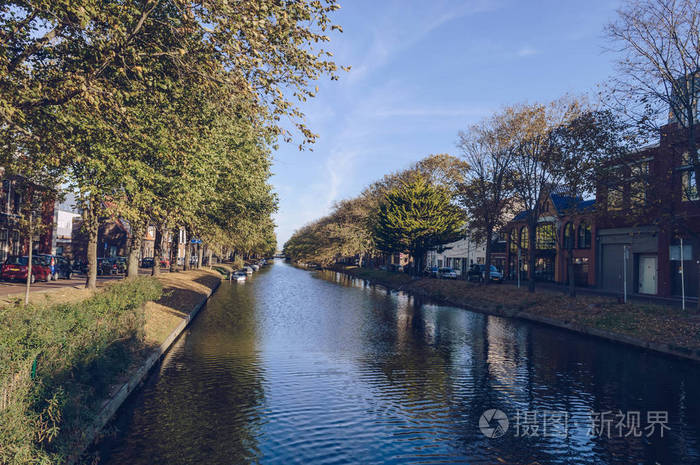 带登海尔德城市景观的运河