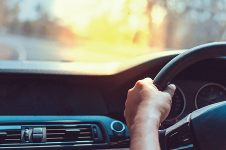 货车司机开车图片