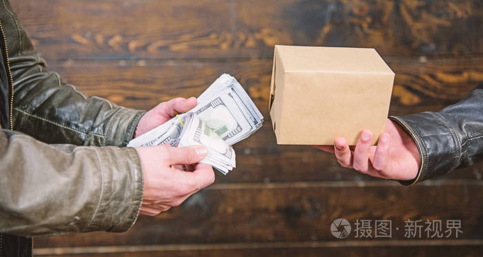 现金和箱子与违禁物品交换 非法交易概念 罪犯手中的现金 犯罪 和非法获利 违反法律 非法物品的经销商和买家 购买非法产品照片 正版商用图片2hdiiy 摄图新视界