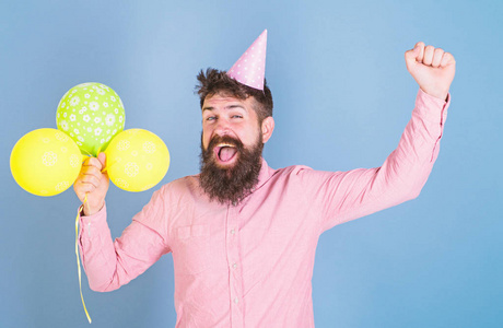 生日男生,蓝色背景,笑脸盈盈.有胡子的男人戴着纸帽子玩得很开心.