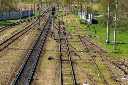 铁路道口,交叉线的轨道,信号机,浅红色照片