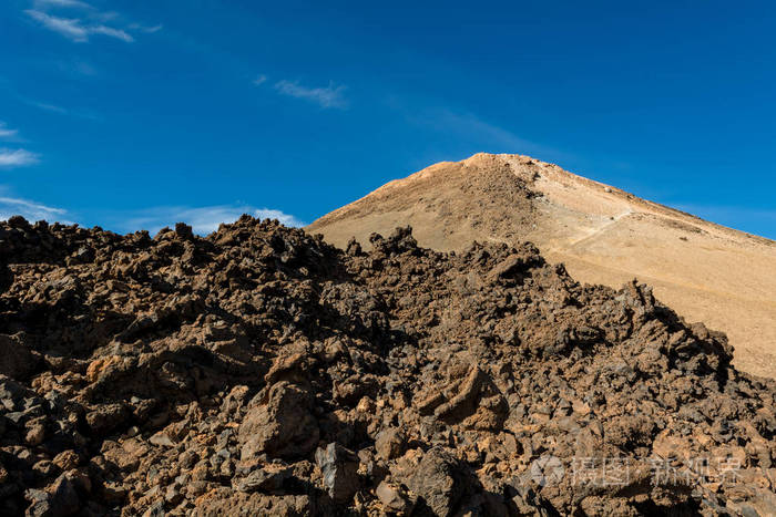 雄伟的火山锥耸立在壮观的熔岩状地貌之上