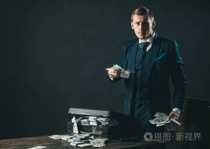 货币交易商人在会计师事务所工作经济和金融男簿记员穿西装的男人