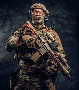 全副武装的士兵身穿迷彩服,手持突击步枪.