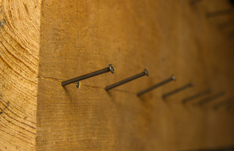 铁钉钉进了木板.背景照片